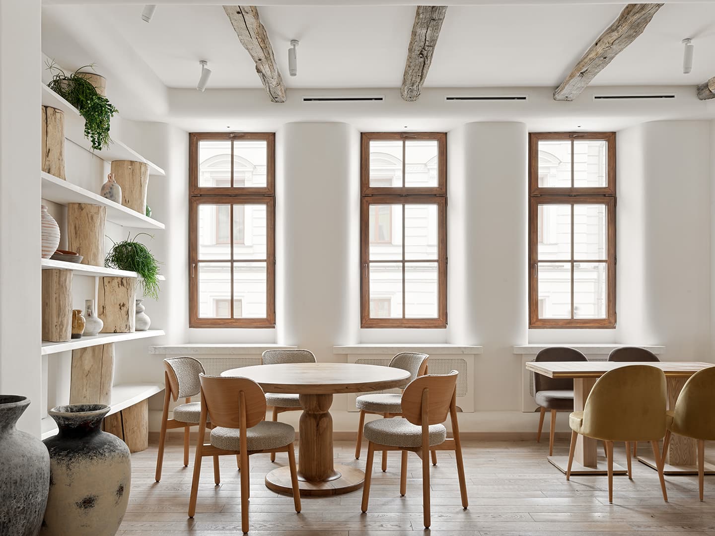 Аутентичный интерьер флагманского ресторана «Сыроварня» – проект Studio SHOO