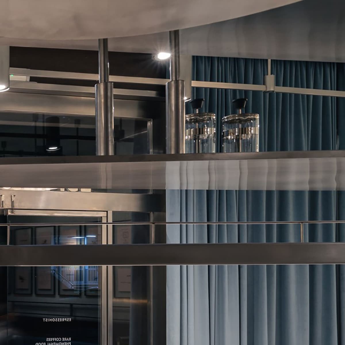 Современные и ретро-футуристические мотивы в интерьере кофейни – проект Yiannis Pouspourikas Design Studio