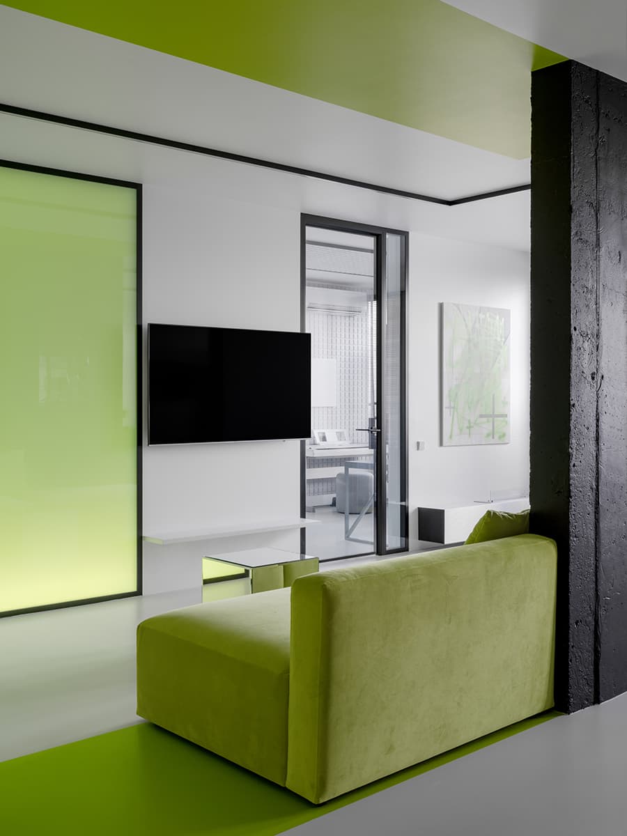 Свежие цвета в технологичном интерьере квартиры для студента – проект Рустэма Уразметова