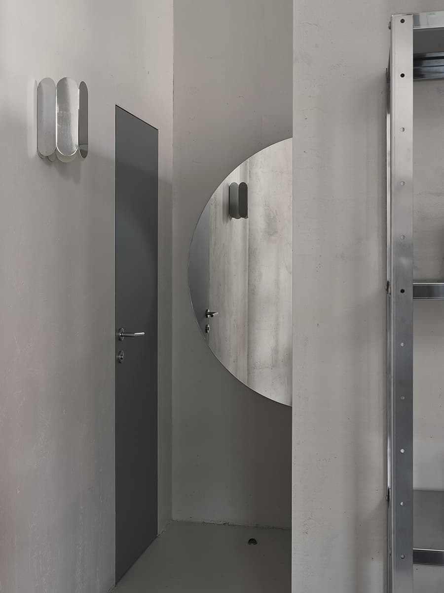 Монохромный интерьер кофейни в культурной столице – проект Кати Ростовой