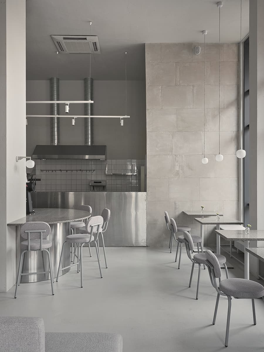 Монохромный интерьер кофейни в культурной столице – проект Кати Ростовой