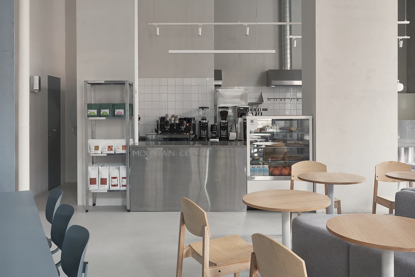 Монохромный интерьер кофейни в культурной столице – проект Кати Ростовой