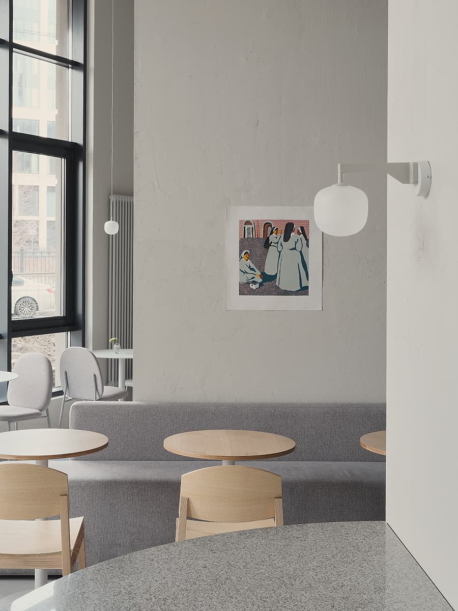 Монохромный интерьер кофейни в культурной столице – проект Кати Ростовой