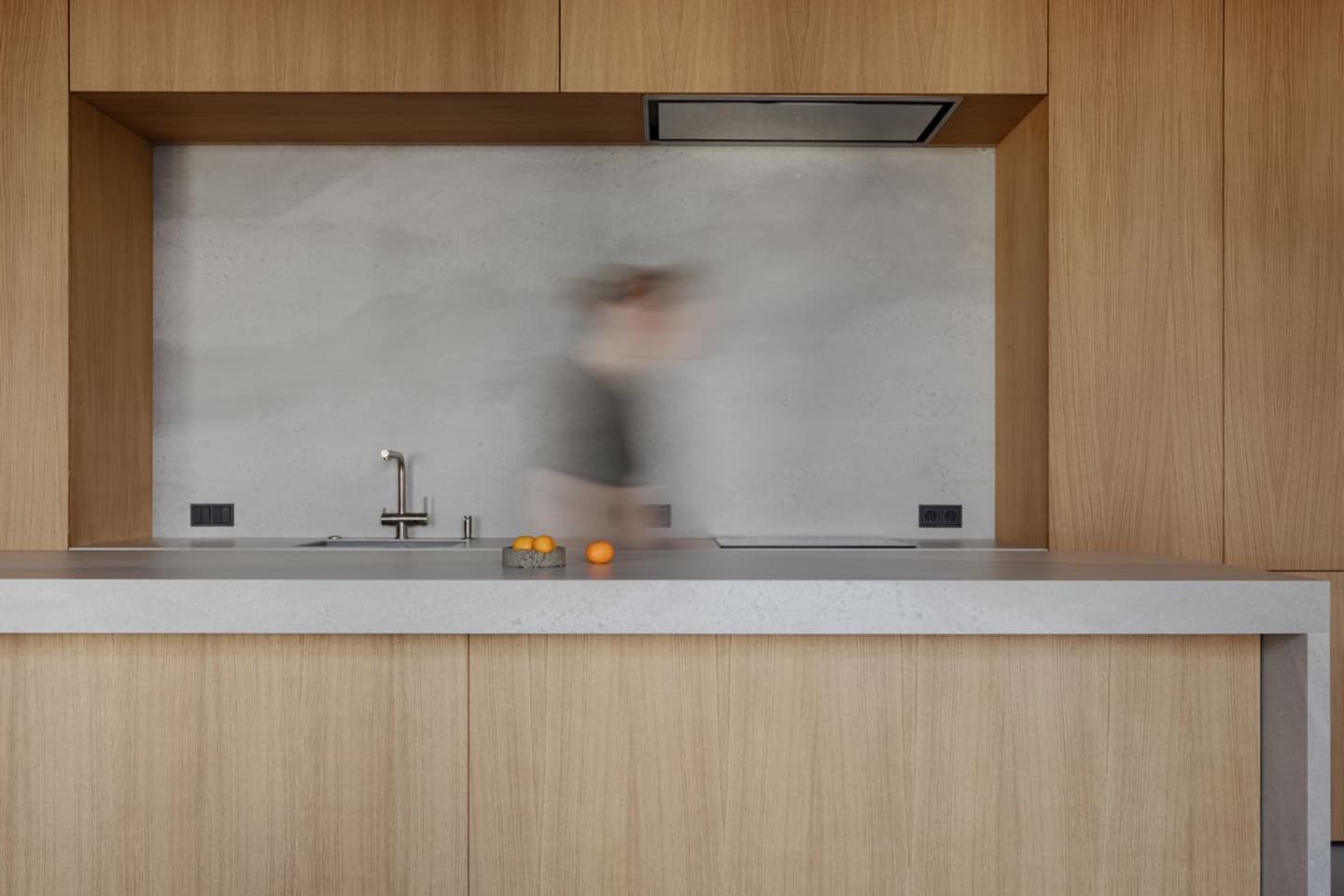 Контраст грубых материалов и теплых фактур в интерьере квартиры – проект DUDES Architects