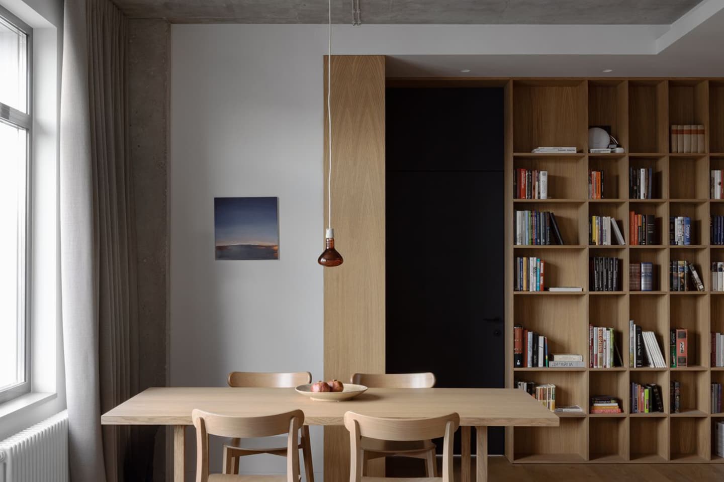 Контраст грубых материалов и теплых фактур в интерьере квартиры – проект DUDES Architects