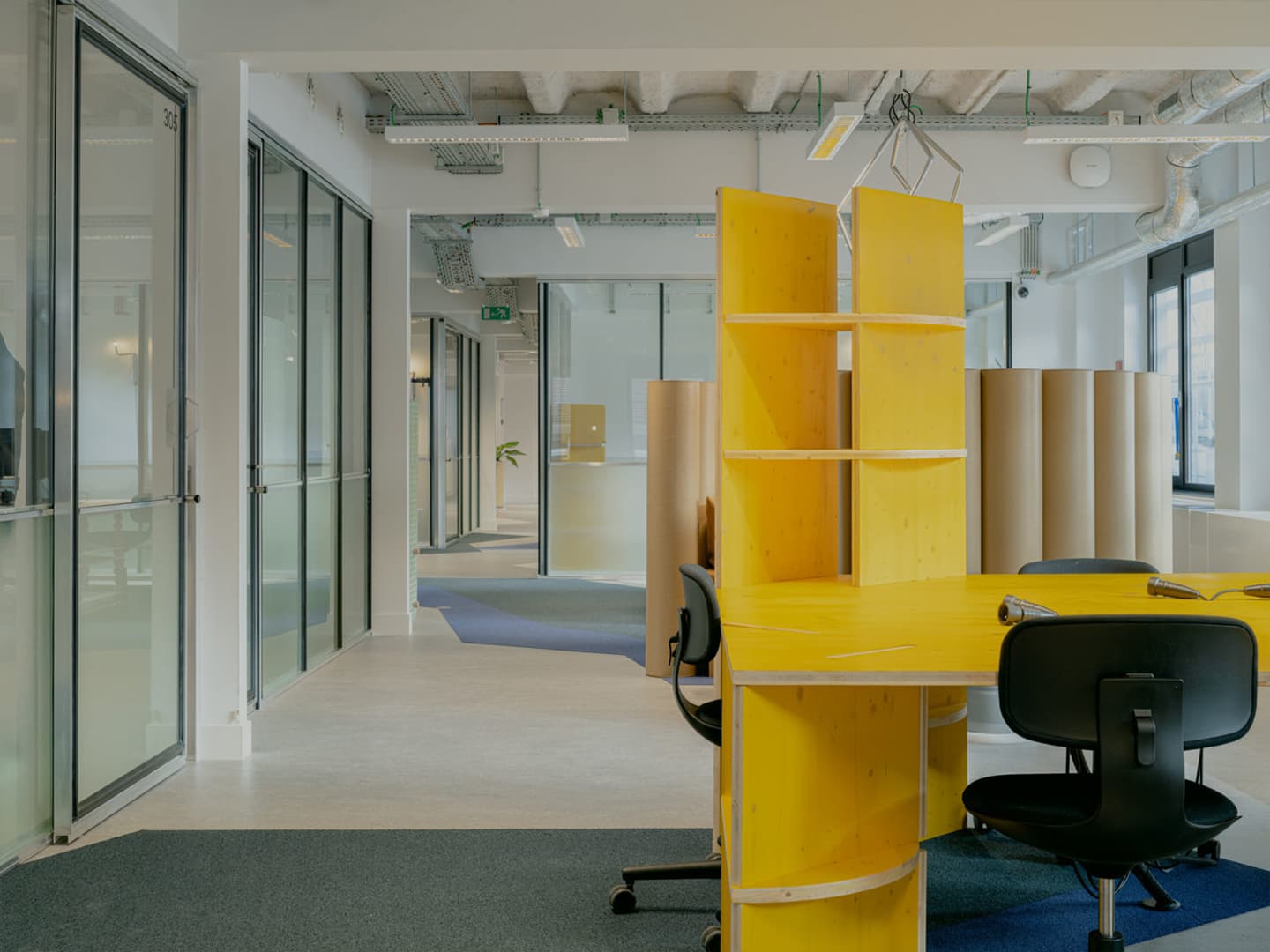 Коллаборация двенадцати дизайнеров в интерьере бельгийского офиса – проект галереи MANIERA