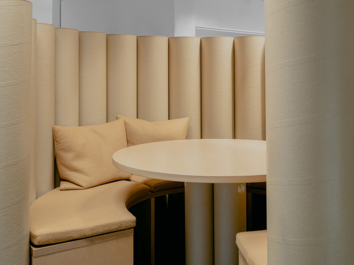 Коллаборация двенадцати дизайнеров в интерьере бельгийского офиса – проект галереи MANIERA