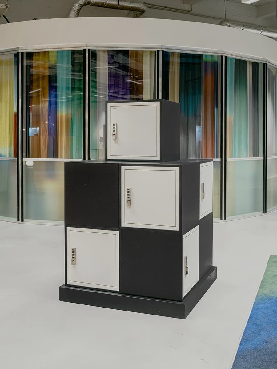 Коллаборация двенадцати дизайнеров в интерьере бельгийского офиса – проект галереи MANIERA