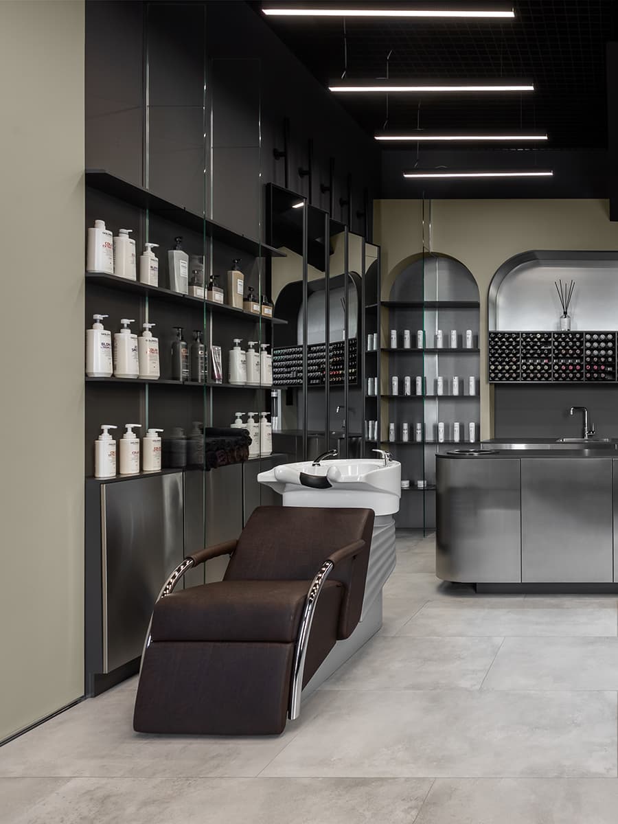 Интерьер парикмахерской с открытыми конструктивными элементами – проект архитектурной студии Quadrum