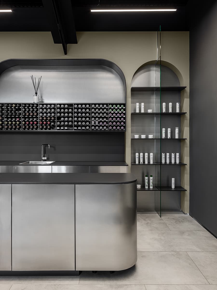 Интерьер парикмахерской с открытыми конструктивными элементами – проект архитектурной студии Quadrum