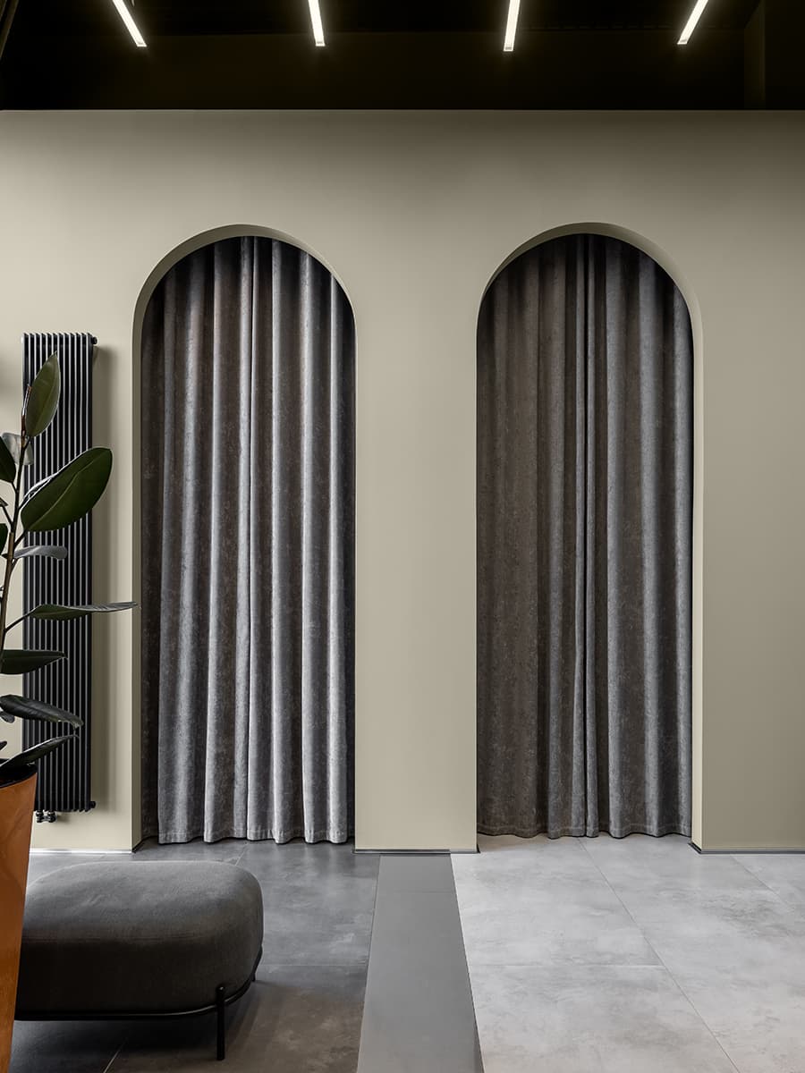 Интерьер парикмахерской с открытыми конструктивными элементами – проект архитектурной студии Quadrum