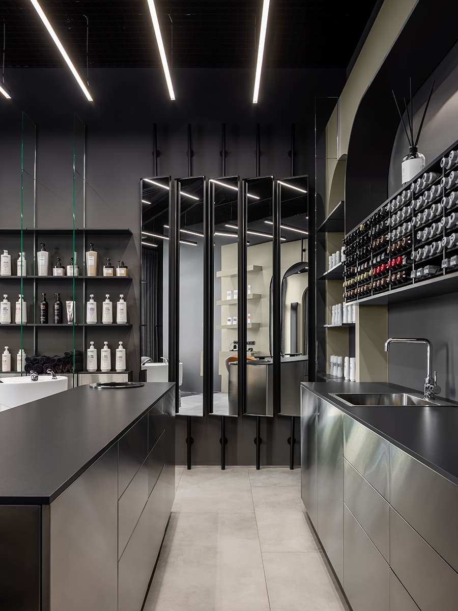 Интерьер парикмахерской с открытыми конструктивными элементами – проект архитектурной студии Quadrum