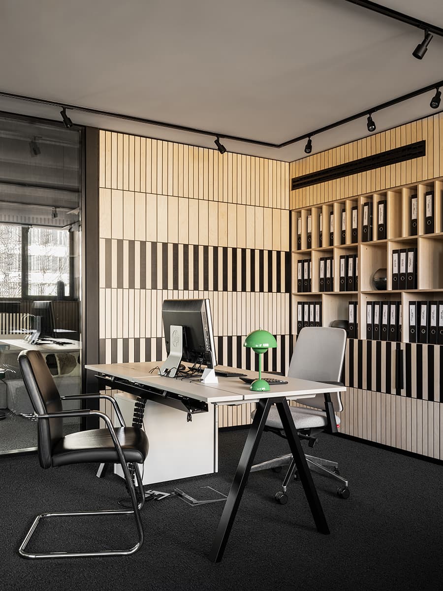 Интерьер многофункционального офиса с необычным потолком – проект Сергея Колчина и Дарьи Васильковой