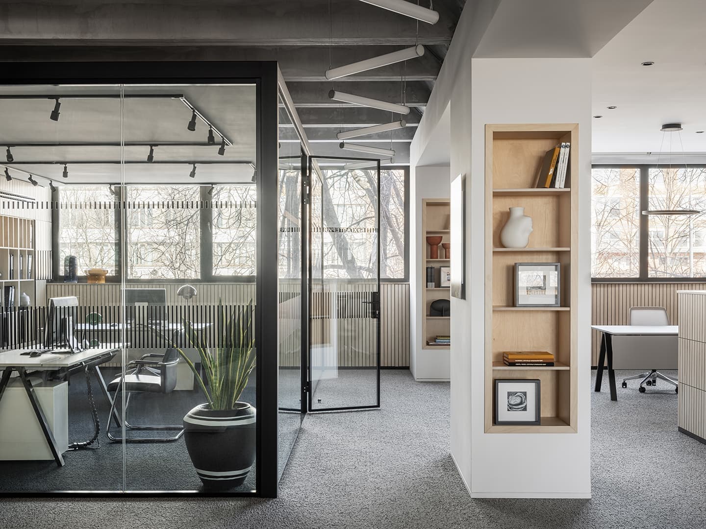 Интерьер многофункционального офиса с необычным потолком – проект Сергея Колчина и Дарьи Васильковой