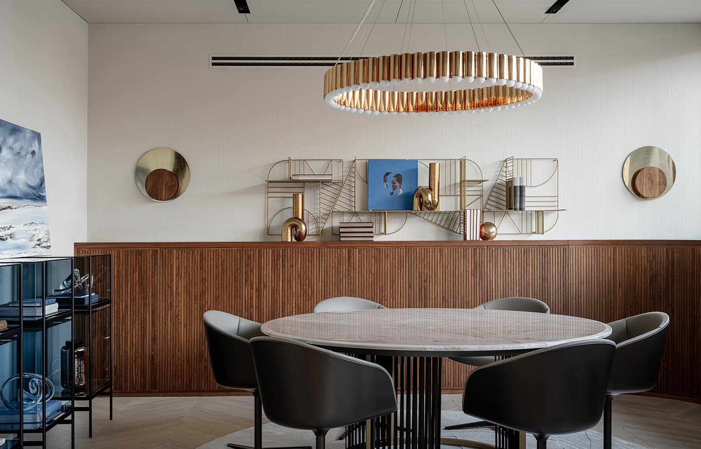 Интерьер многофункционального офиса с необычным потолком – проект Сергея Колчина и Дарьи Васильковой