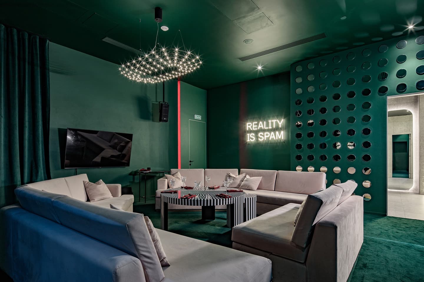 Праздничный интерьер караоке-бара в стиле 1950-х – проект бюро ARCHPOINT