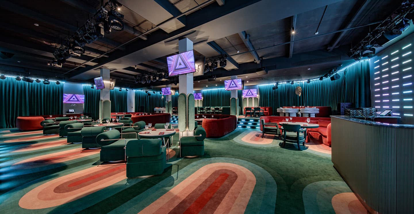 Праздничный интерьер караоке-бара в стиле 1950-х – проект бюро ARCHPOINT