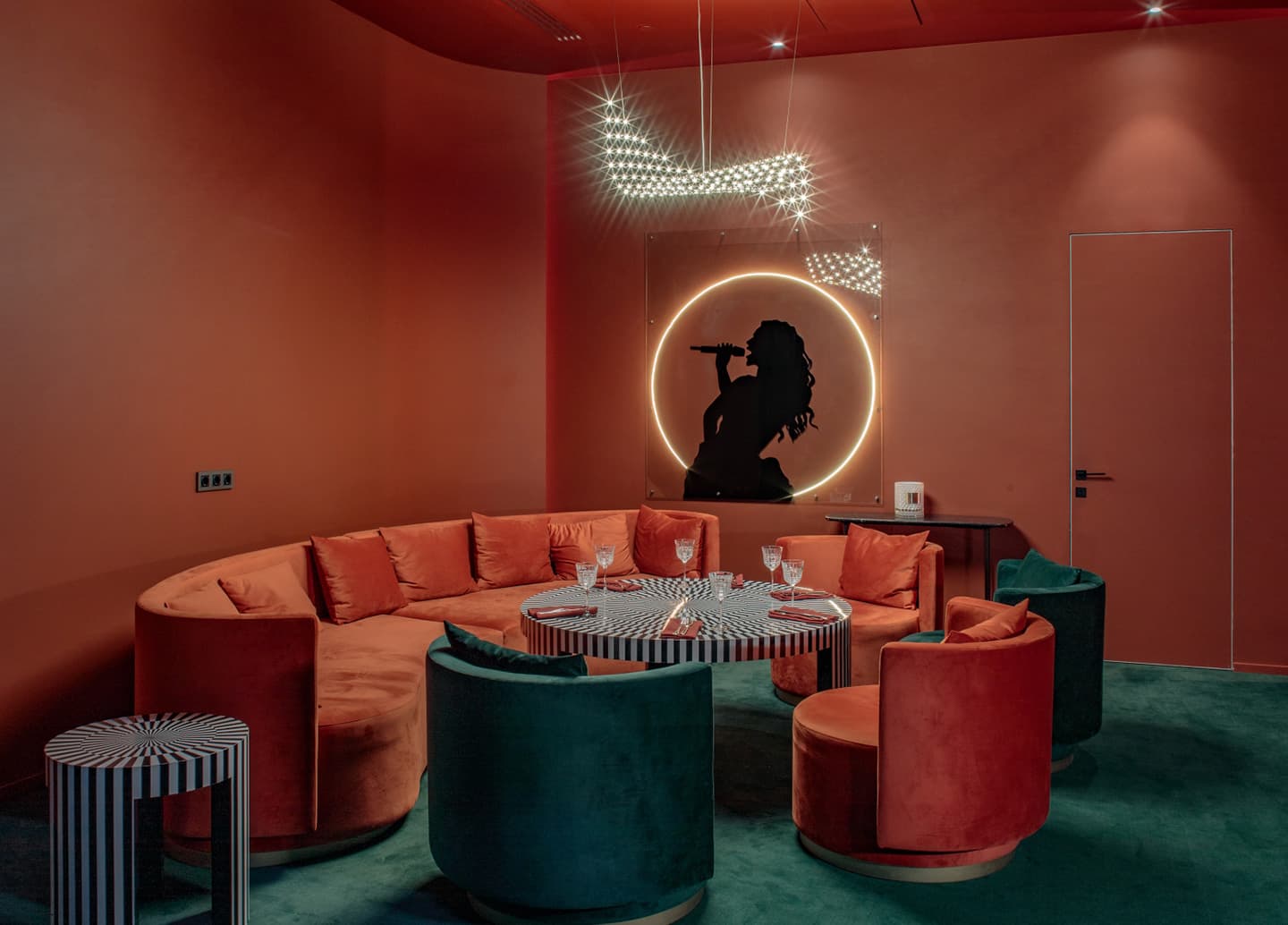 Праздничный интерьер караоке-бара в стиле 1950-х – проект бюро ARCHPOINT