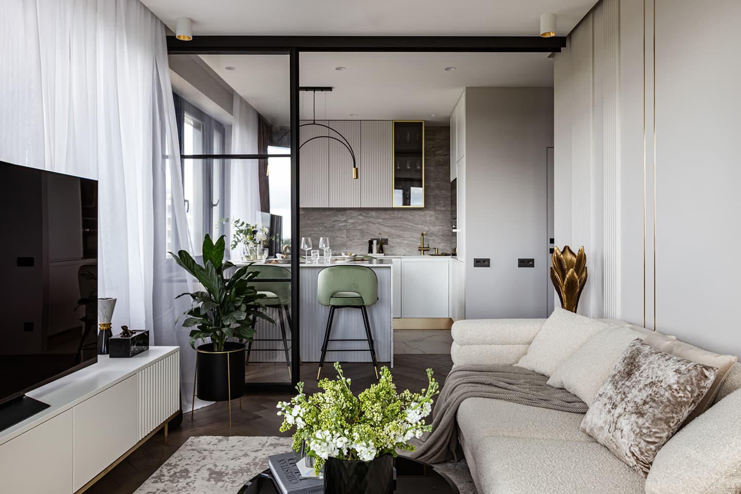 Элегантный интерьер петербургской квартиры с живыми растениями — проект Татьяны Шориной