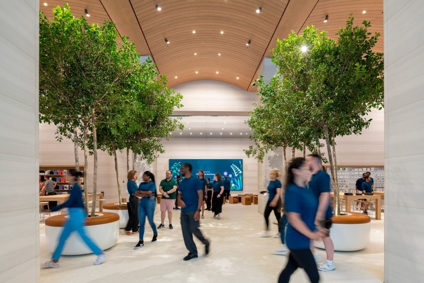 «Спокойный оазис»: в Лондоне открылся новый Apple Store по проекту Foster + Partners