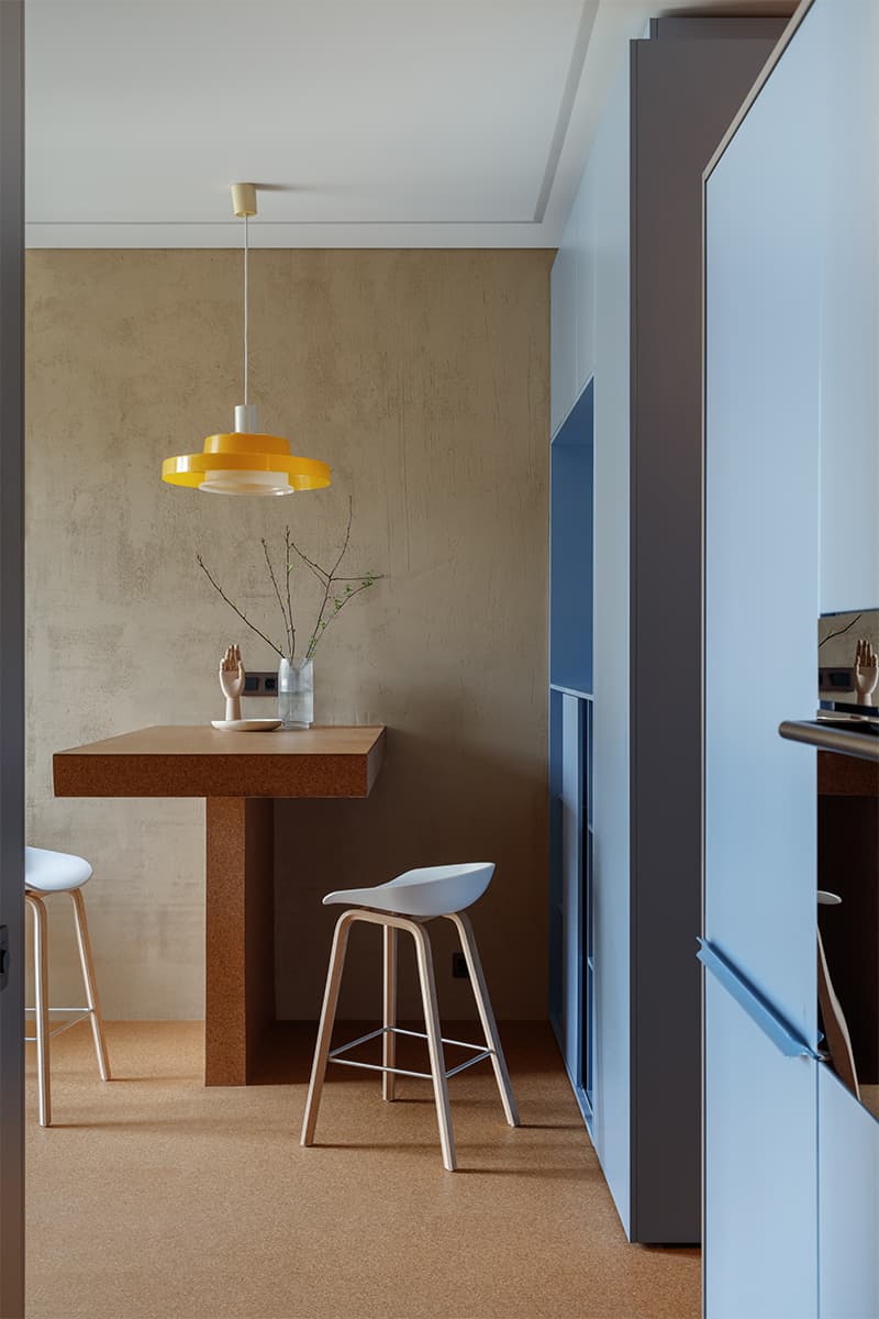 Интерьер небольшой квартиры с кухней-нишей – проект студии DVEKATI