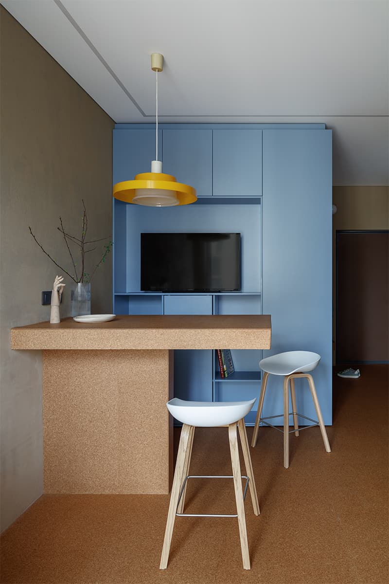 Интерьер небольшой квартиры с кухней-нишей – проект студии DVEKATI