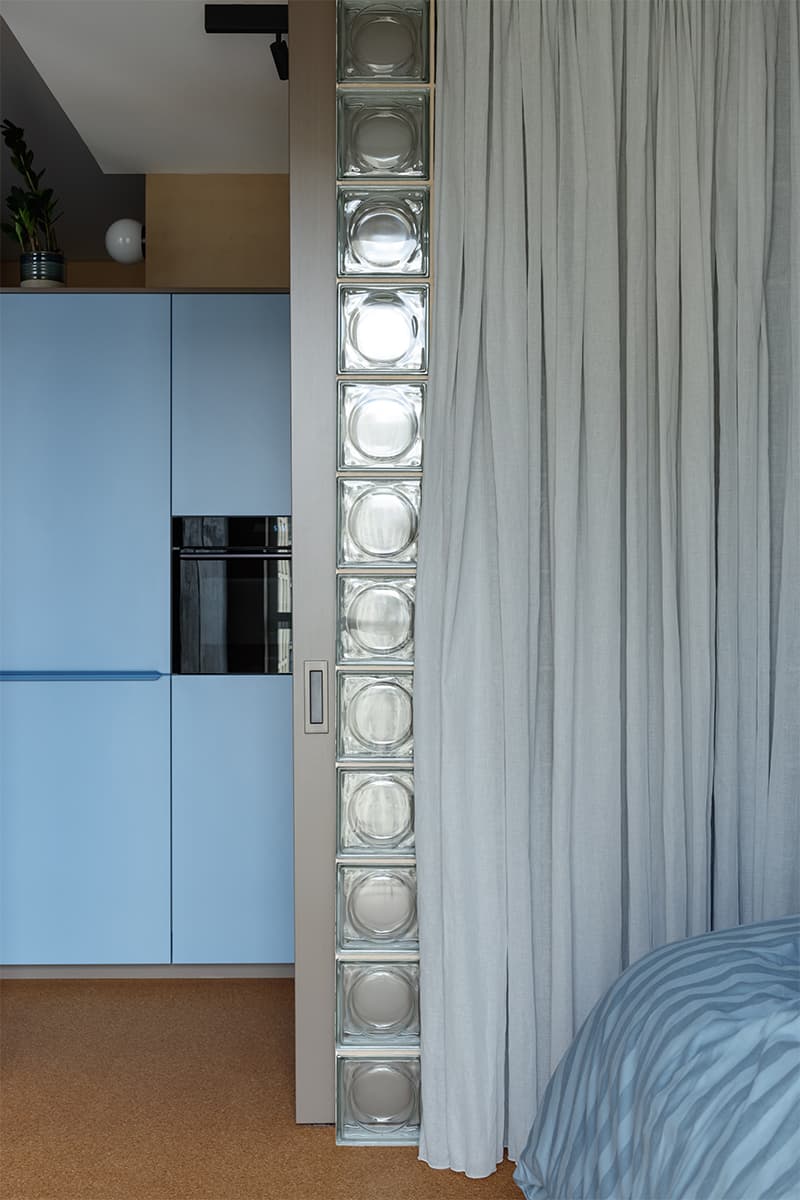 Интерьер небольшой квартиры с кухней-нишей – проект студии DVEKATI