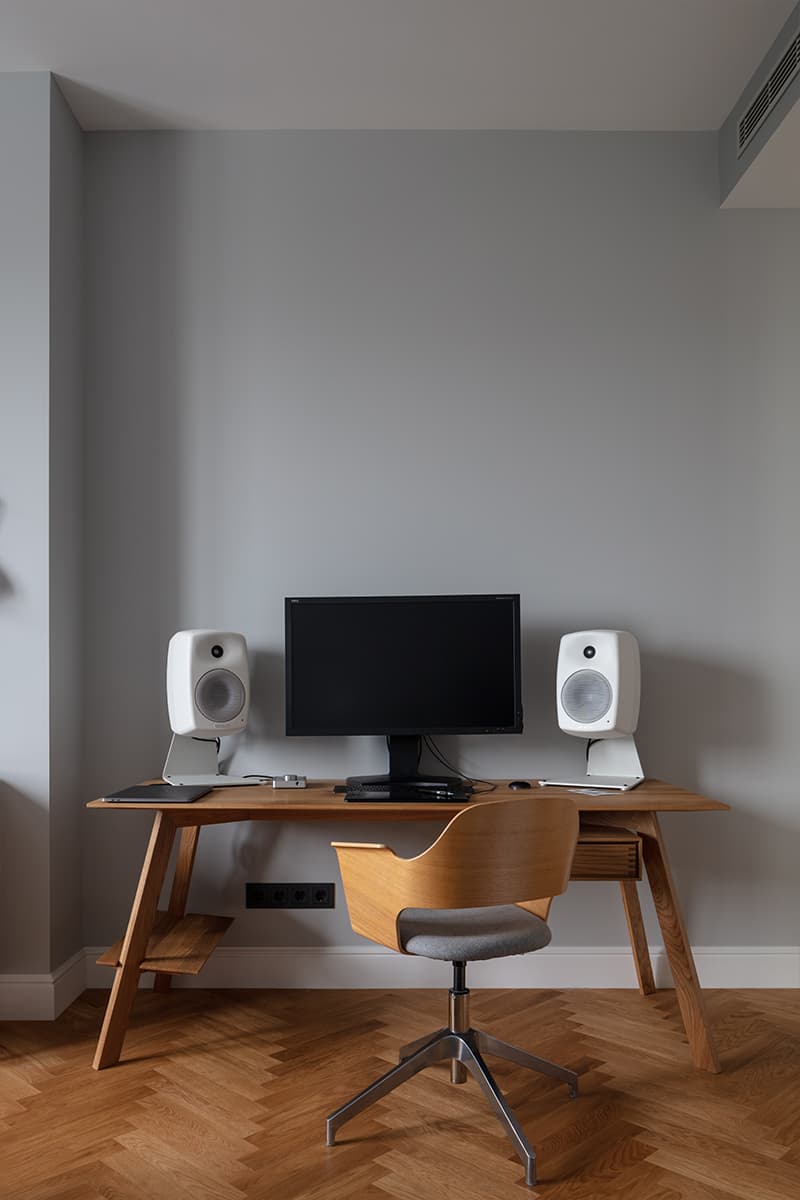 Сдержанный интерьер со светильниками от икон дизайна – проект Владимира Карпенко