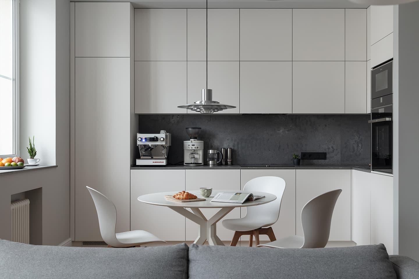 Сдержанный интерьер со светильниками от икон дизайна – проект Владимира Карпенко