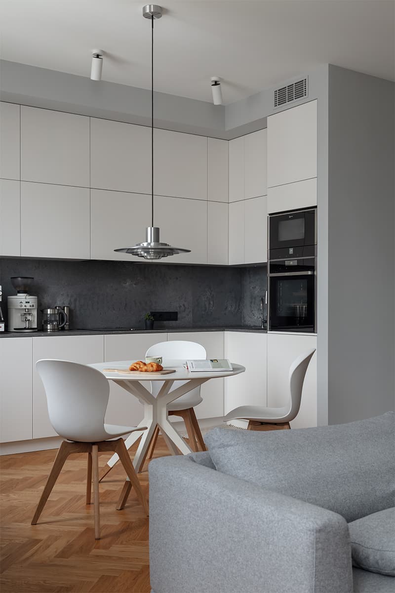 Сдержанный интерьер со светильниками от икон дизайна – проект Владимира Карпенко