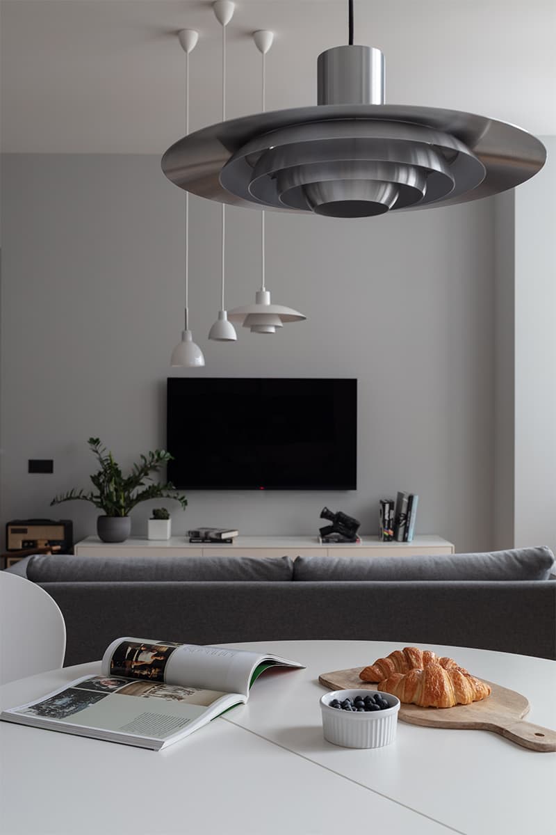 Сдержанный интерьер со светильниками от икон дизайна – проект Владимира Карпенко