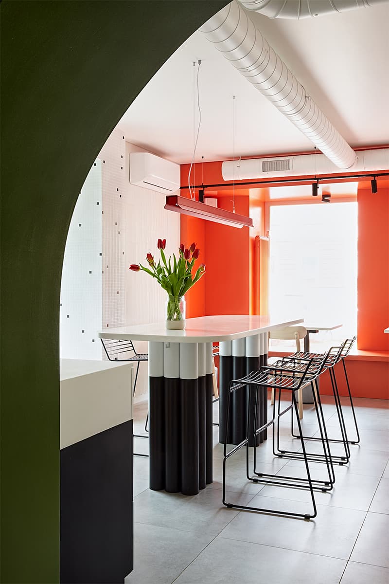 Задорный минимализм в интерьере модной кофейни – проект Lebedeva Project