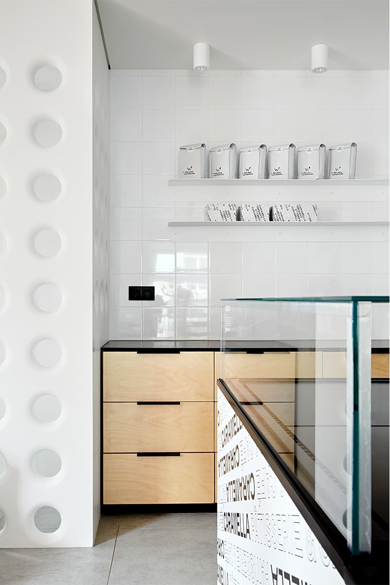 Задорный минимализм в интерьере модной кофейни – проект Lebedeva Project