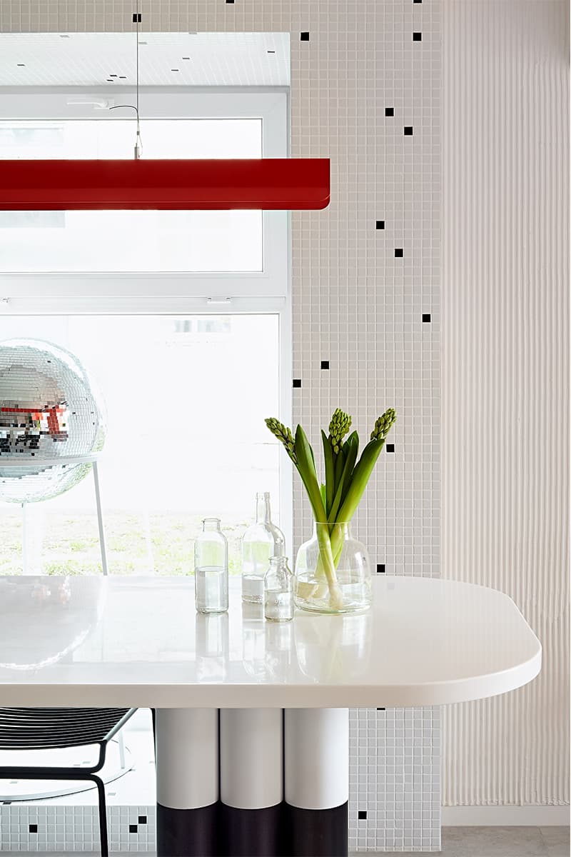 Задорный минимализм в интерьере модной кофейни – проект Lebedeva Project