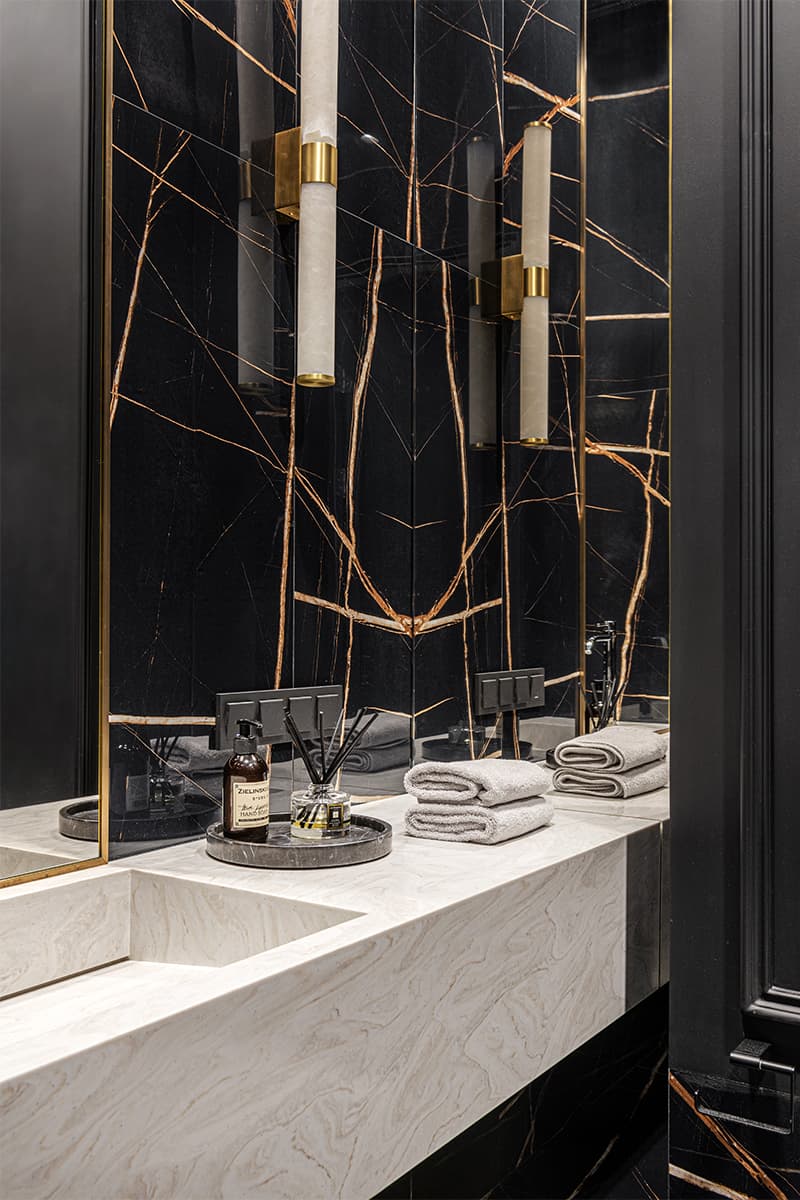 Драматичный интерьер с большой кухней и акцентным камином – проект Янины Филипповой