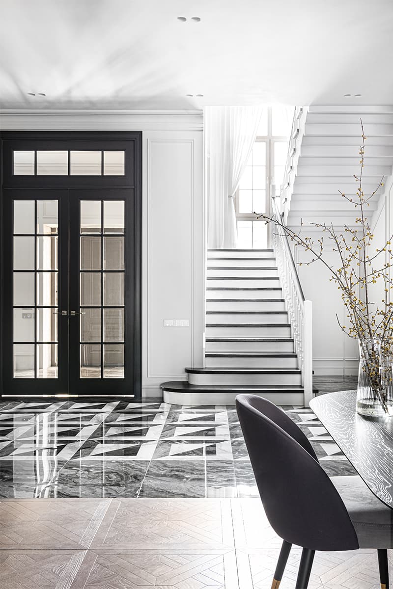 Драматичный интерьер с большой кухней и акцентным камином – проект Янины Филипповой