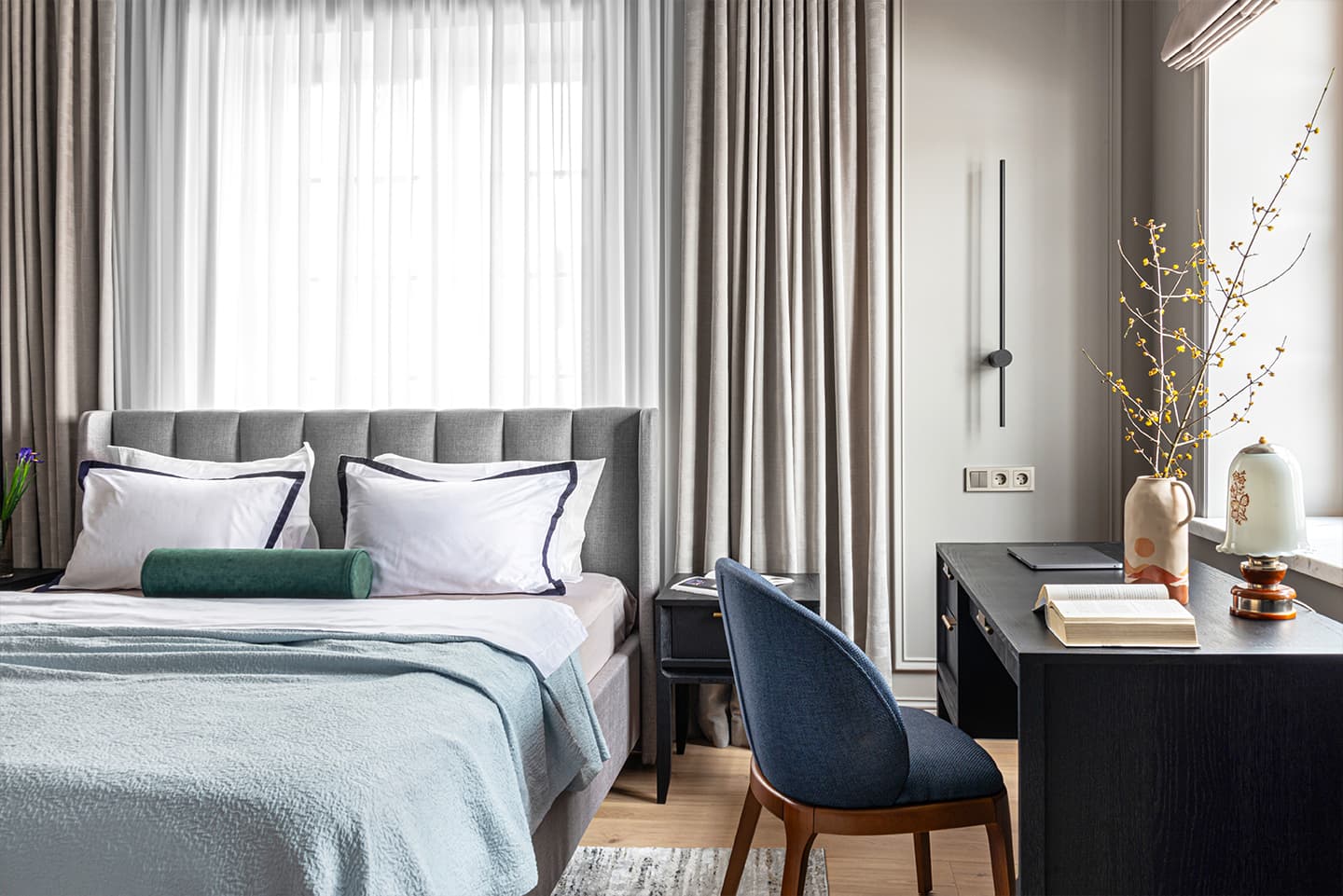 Драматичный интерьер с большой кухней и акцентным камином – проект Янины Филипповой