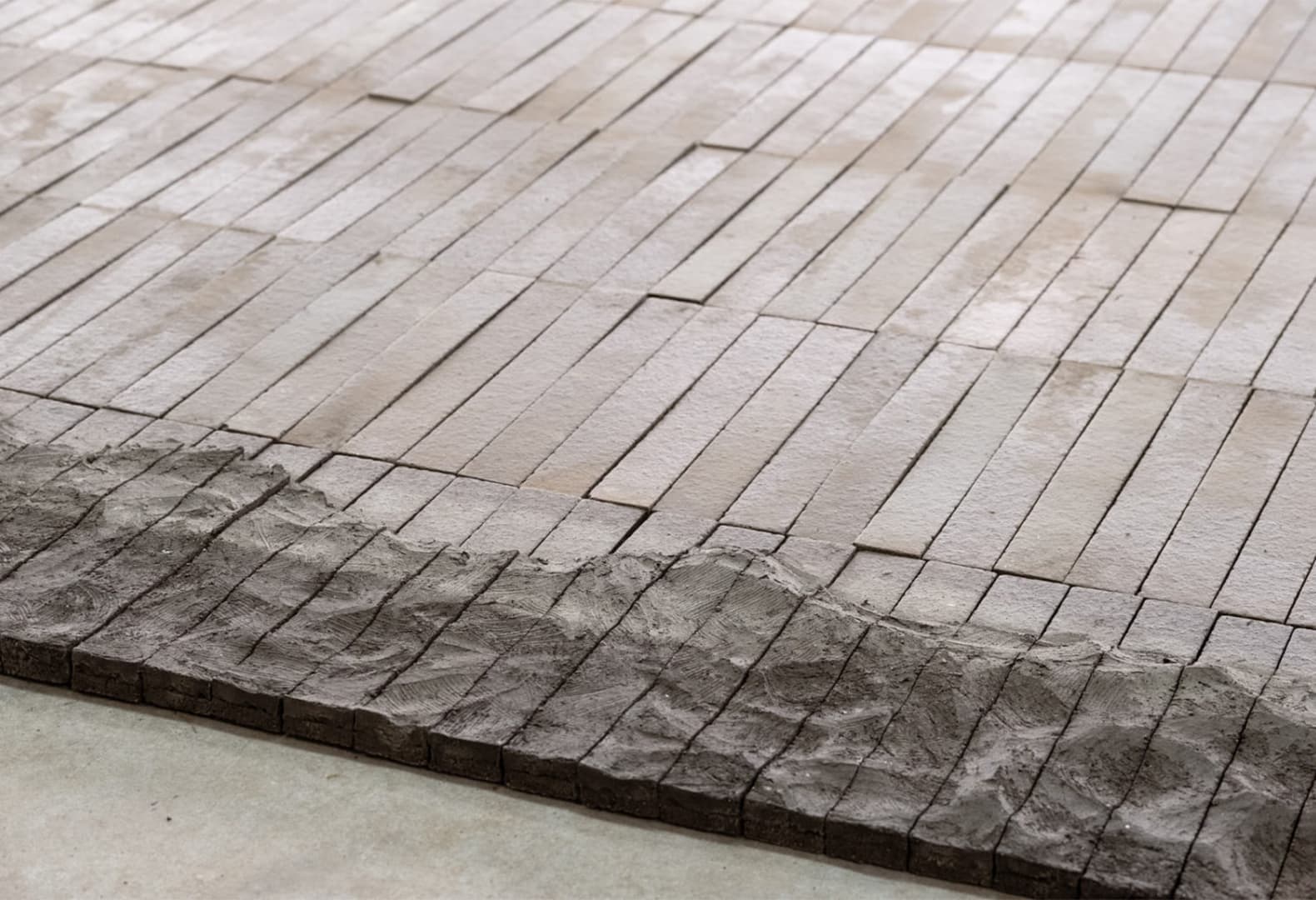 Черная керамическая плитка Viúva Lamego до и после нанесения глазури. Фото: Clément Chevelt