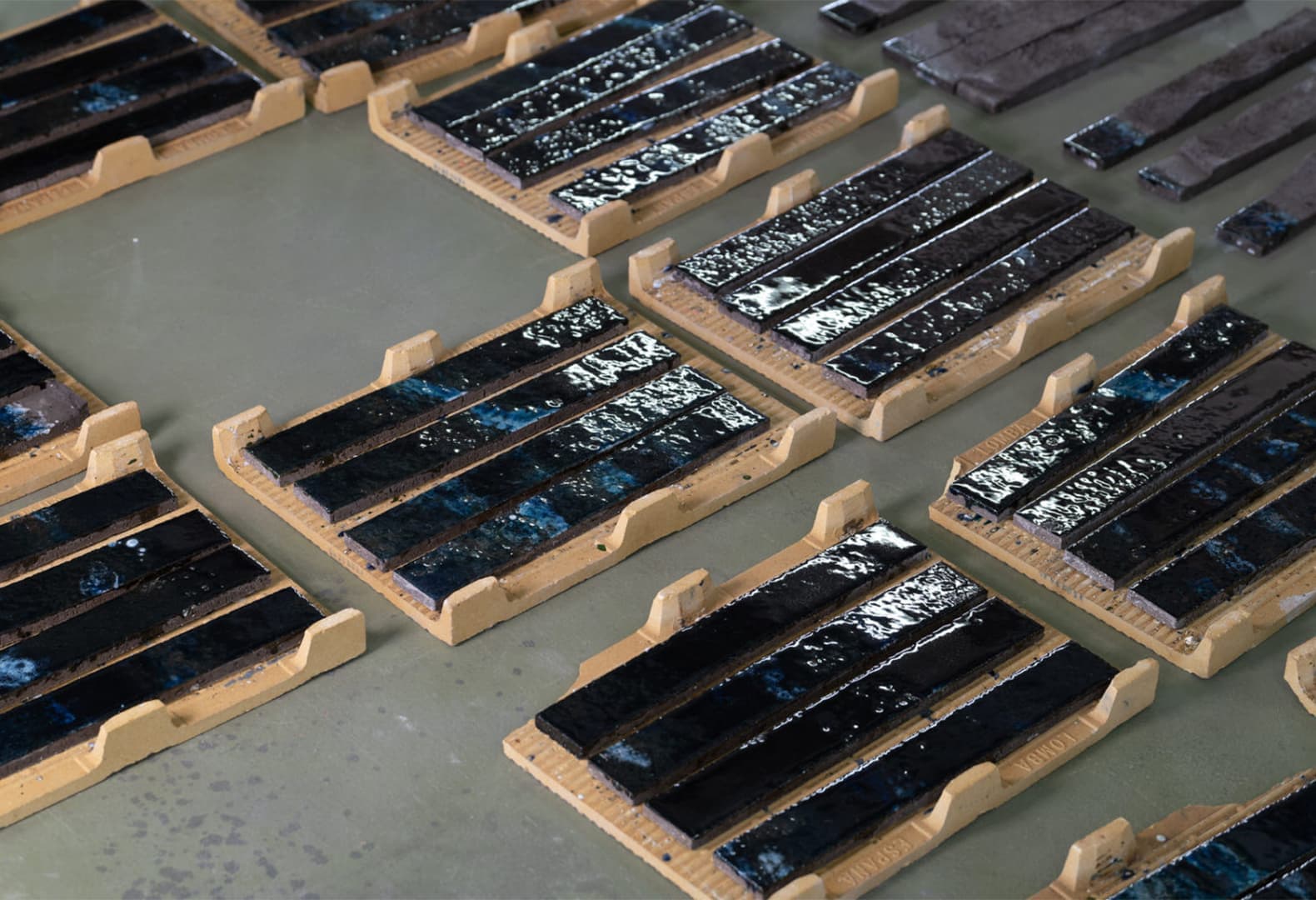 Черная керамическая плитка Viúva Lamego до и после нанесения глазури. Фото: Clément Chevelt