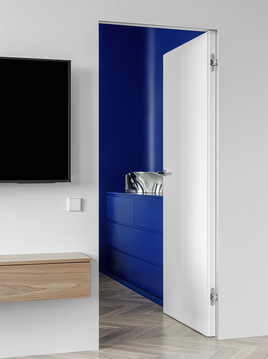 Доминирующий синий цвет в минималистичном интерьере — проект Рустэма Уразметова