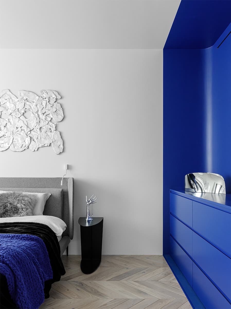 Доминирующий синий цвет в минималистичном интерьере — проект Рустэма Уразметова