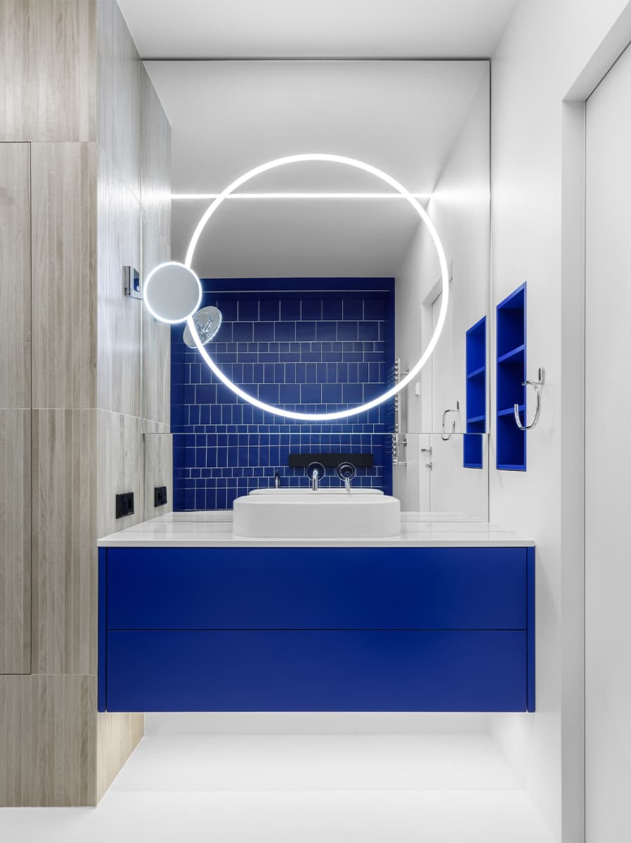 Доминирующий синий цвет в минималистичном интерьере — проект Рустэма Уразметова