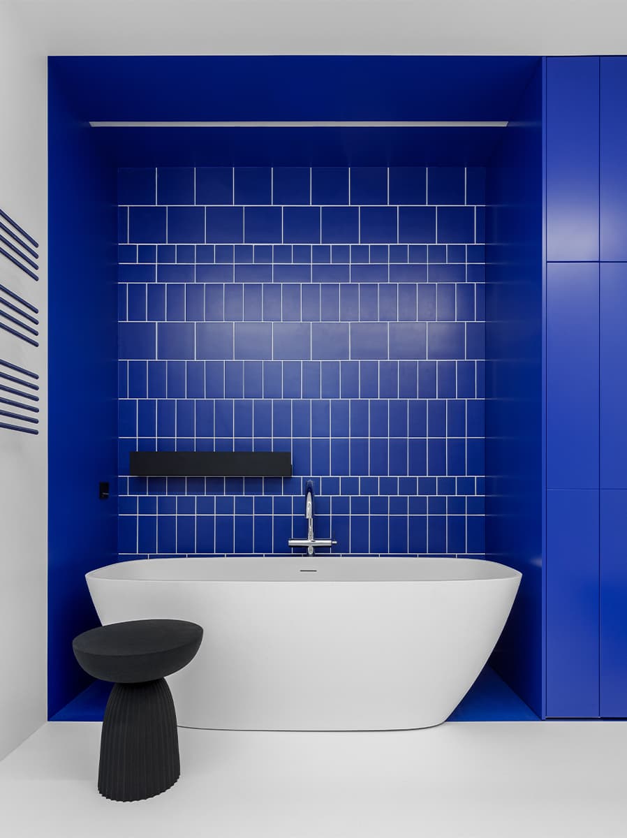 Доминирующий синий цвет в минималистичном интерьере — проект Рустэма Уразметова