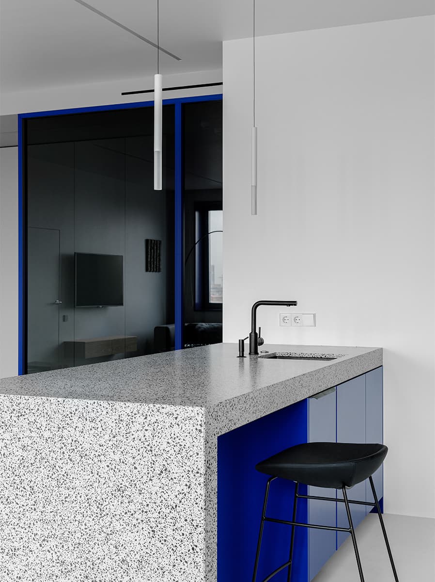 Доминирующий синий цвет в минималистичном интерьере — проект Рустэма Уразметова