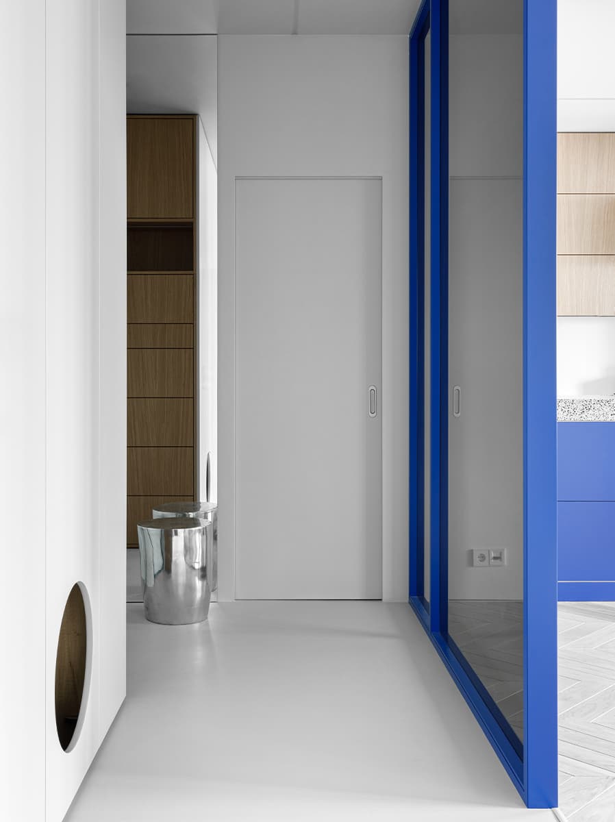 Доминирующий синий цвет в минималистичном интерьере — проект Рустэма Уразметова