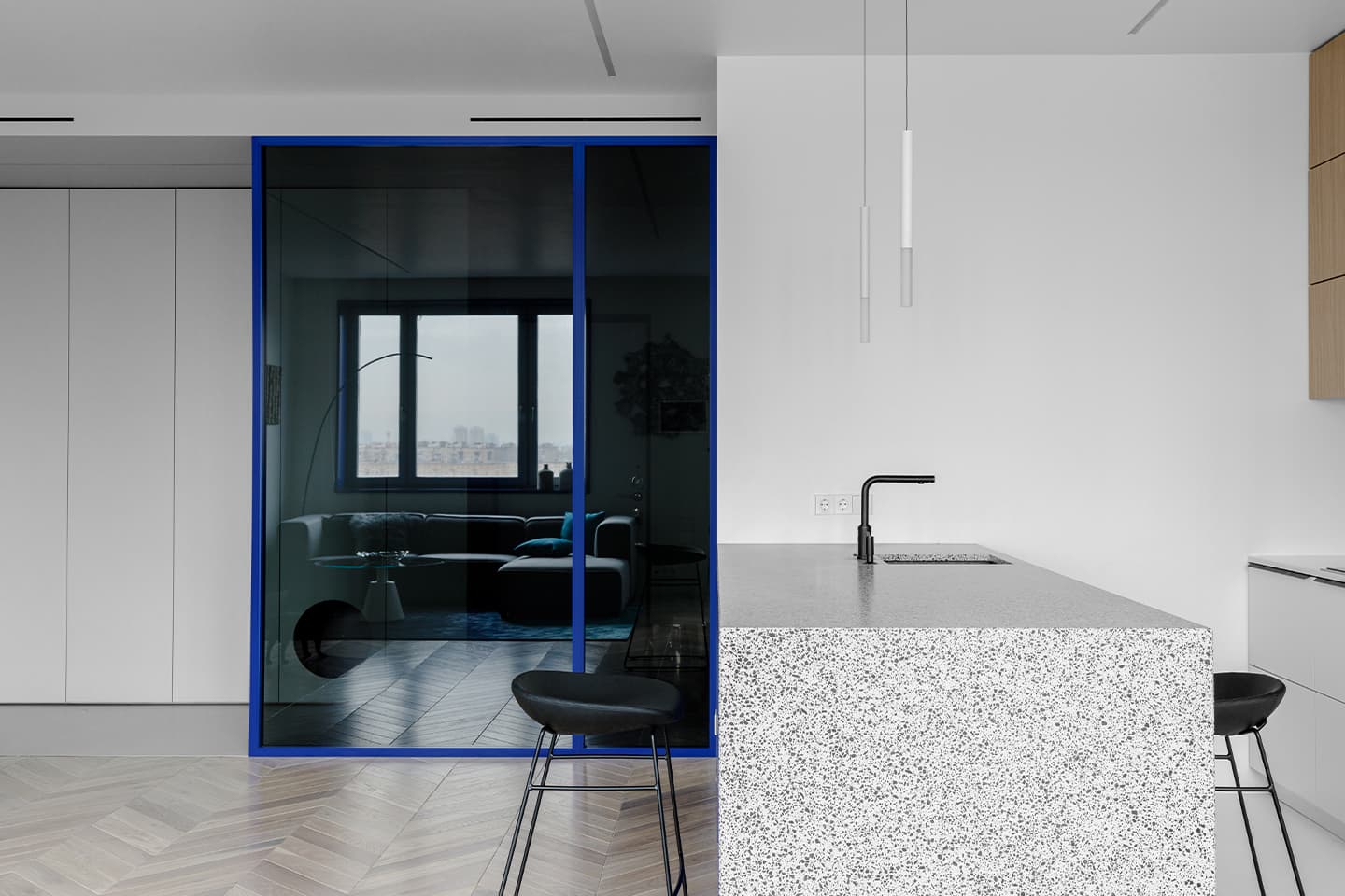 Доминирующий синий цвет в минималистичном интерьере — проект Рустэма Уразметова