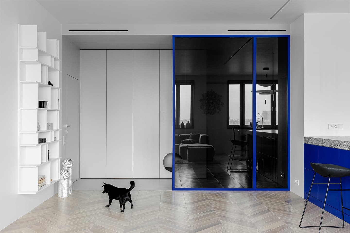 Доминирующий синий цвет в минималистичном интерьере — проект Рустэма Уразметова