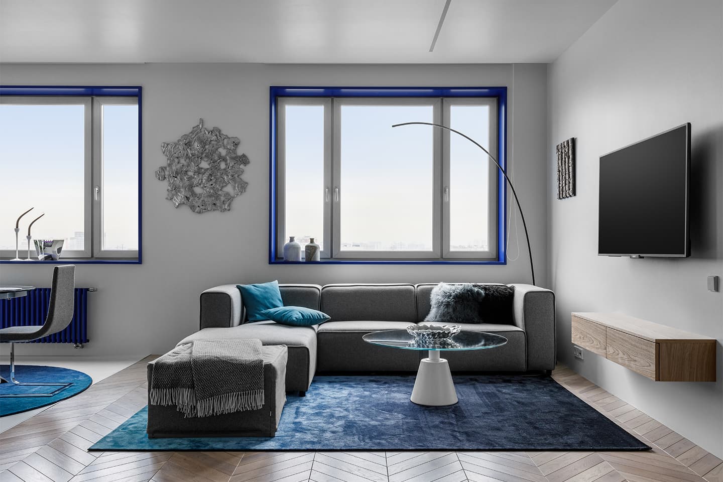 Доминирующий синий цвет в минималистичном интерьере — проект Рустэма Уразметова