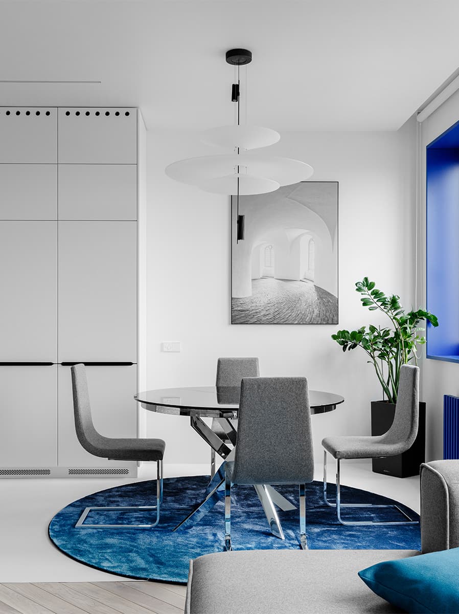 Доминирующий синий цвет в минималистичном интерьере — проект Рустэма Уразметова