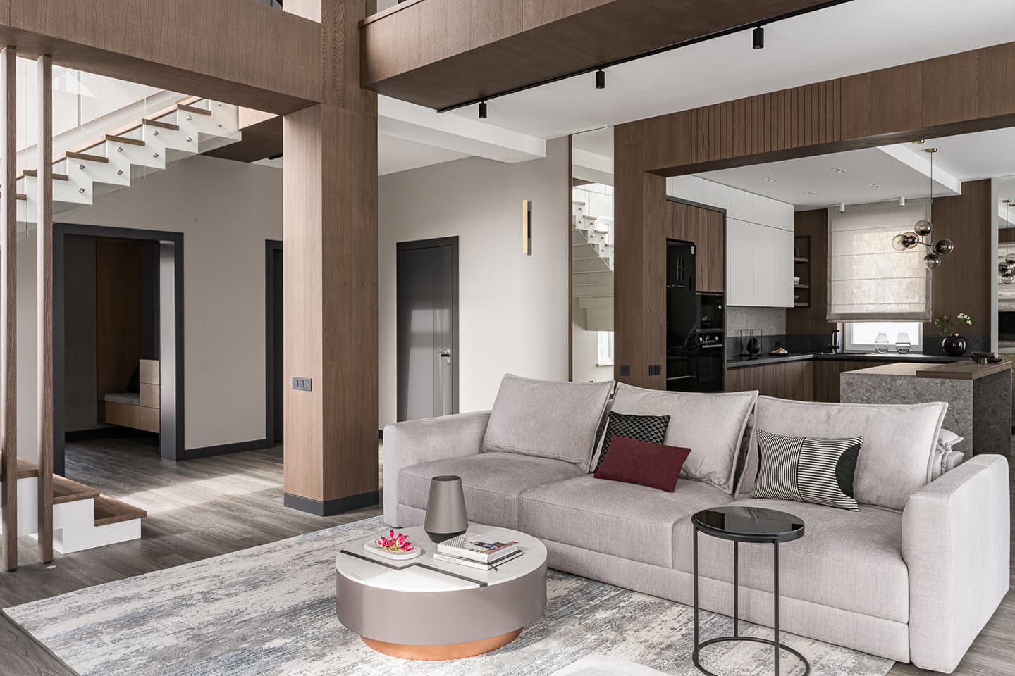 Узорчатые обои, дерево и бордовые акценты в интерьере семейного дома – проект Елены Глининой